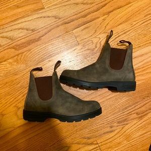 NWOT Blundstone Chelsea boots #585 rustic brown